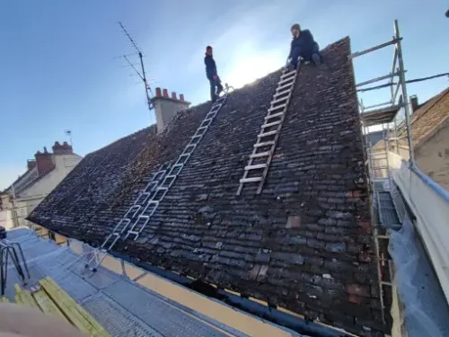 couvreur sur un chantier